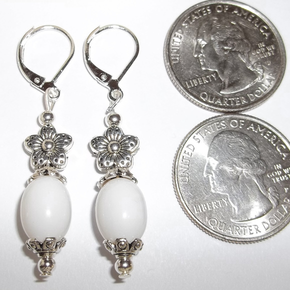 Flower Earrings Set Dangle & Drop White NWT 4834 - Picture 2 of 8
